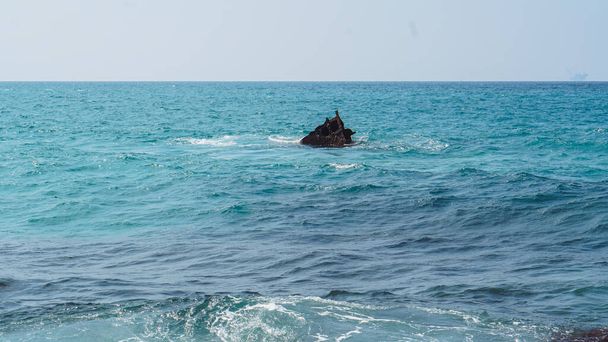 Hajótörés a Földközi-tengeren egy izraeli tengerpart közelében - Fotó, kép