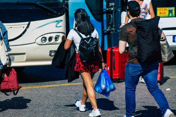 Santorini, Fira, Řecko - 20. října 2021 Zástup turistů na autobusovém nádraží, všechny autobusy odjezd a dokončit své trasy, 6 destinací včetně letiště, severní a jižní konec ostrova - Fotografie, Obrázek