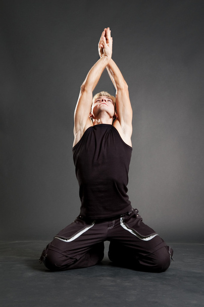 Yogi w czarny odzież pozowanie - Zdjęcie, obraz