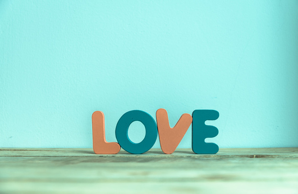 Kleurrijke houten woord Love met witte herkomst7 - Foto, afbeelding