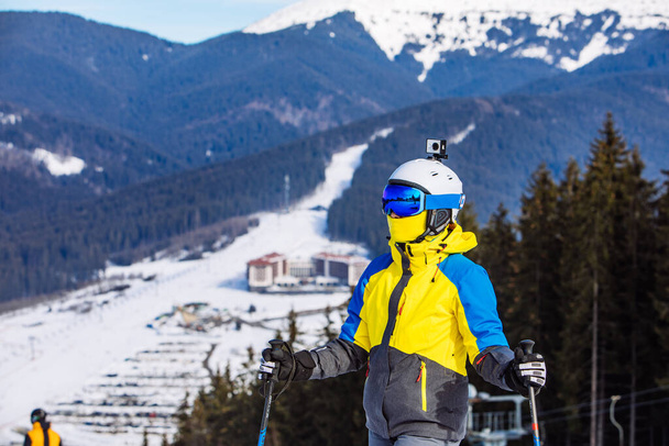 žena v lyžařském vybavení na vrcholu kopce. životní styl - Fotografie, Obrázek