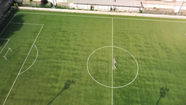 Luchtfoto van een leeg voetbalveld. Overhead neerwaartse 4K-beelden - Video