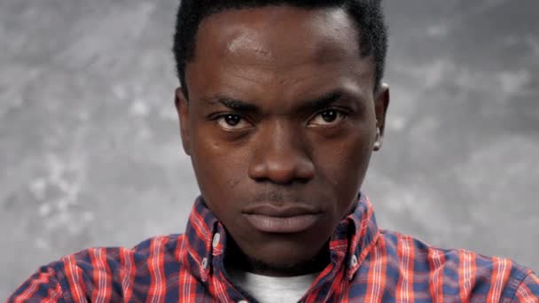 Close up rosto sério adulto afro-americano homem olhando para a câmera - Filmagem, Vídeo