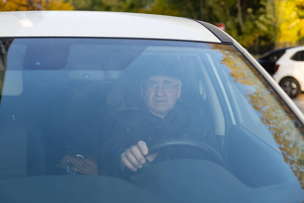 Uśmiechnięty staruszek w nowym samochodzie - Zdjęcie, obraz