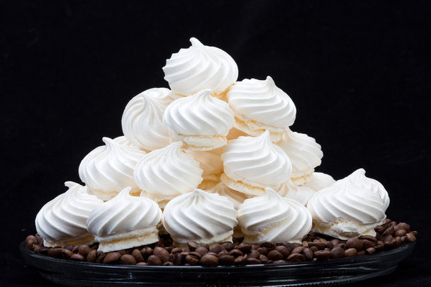 francia vanília habcsók cookie-kat és a szemes kávé - Fotó, kép