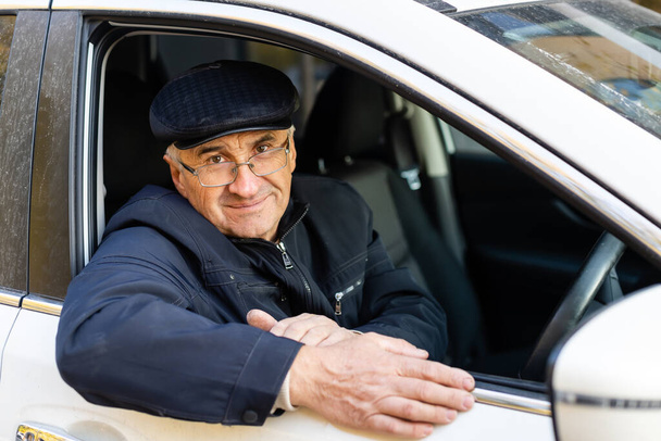 Sorridente felice uomo anziano nella nuova auto - Foto, immagini