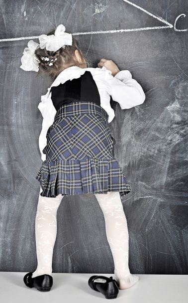 κορίτσι εγγράφως στο blackboard - Φωτογραφία, εικόνα
