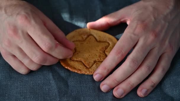 Mens hands closeup scratch brown sugar caramel candy - Footage, Video