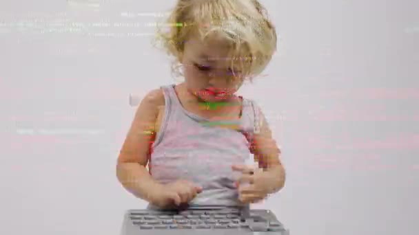Klein meisje typen op toetsenbord - Video