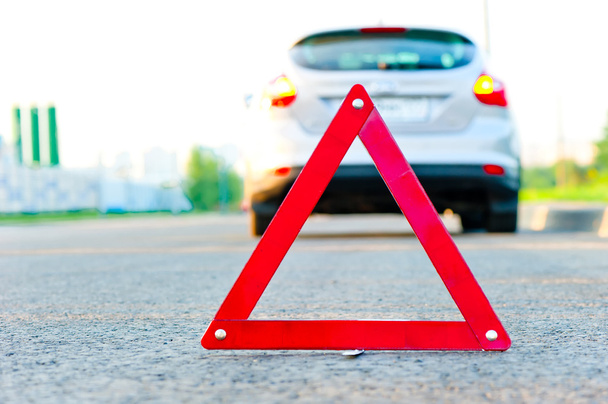 kırmızı uyarı üçgeni ve acil durum alarmı olan bir araba - Fotoğraf, Görsel