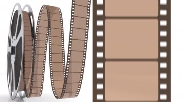 Κινηματογράφος κύλινδρος και filmstrip τροχαίο στην οθόνη με bobbin κινηματογράφο στο λευκό - Πλάνα, βίντεο