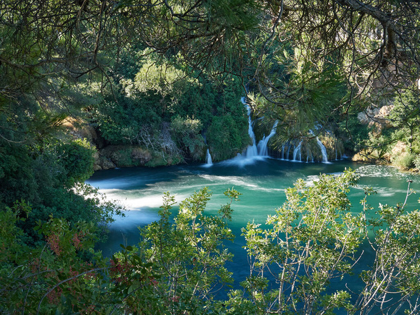 Uitzicht op de watervallen en watervallen van Skradinski Buk aan de rivier Krka. Nationaal Park Krka, Dalmatië, Kroatië - Foto, afbeelding