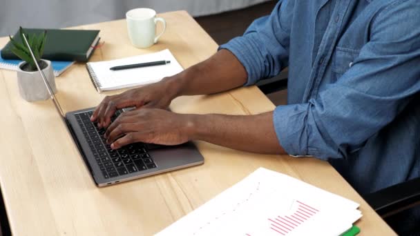 Africano americano homem trabalha para laptop digitação no teclado no escritório - Filmagem, Vídeo