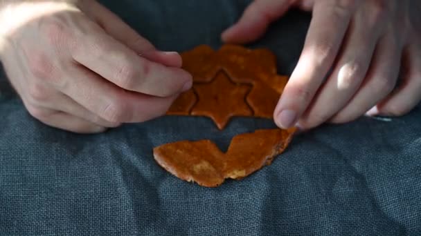Miesten kädet lähikuva naarmu ja rikkoa ruskea sokeri karamelli karkkia - Materiaali, video