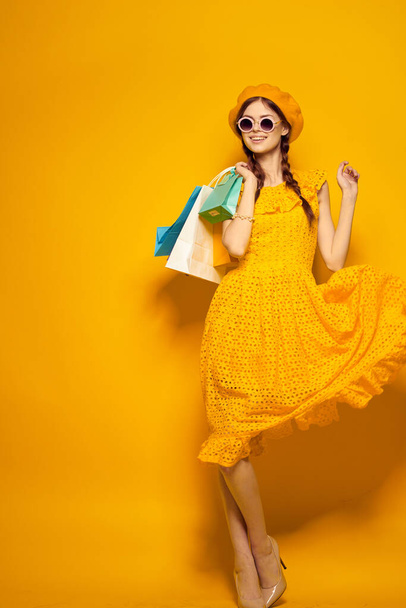 bella donna shopping intrattenimento stile di vita giallo sfondo - Foto, immagini