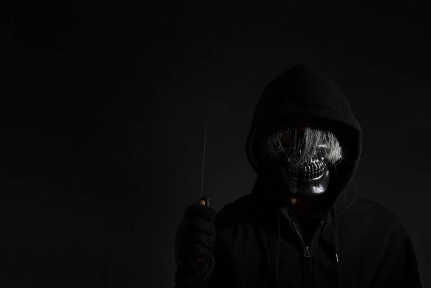 The horror man with skull mask standing in the dark. - Фото, изображение