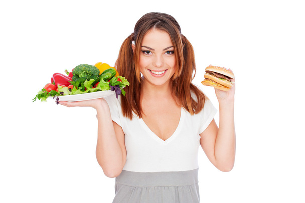Mujer con hamburguesa y verduras
 - Foto, imagen