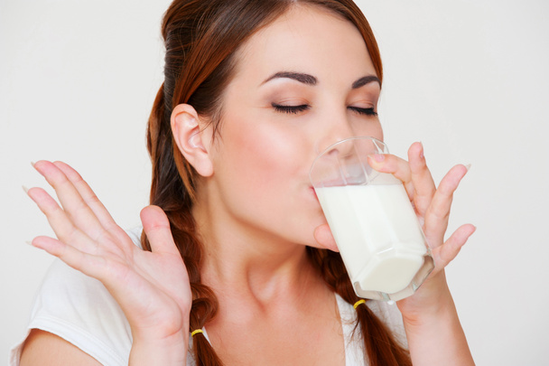 jeune femme boire du lait - Photo, image