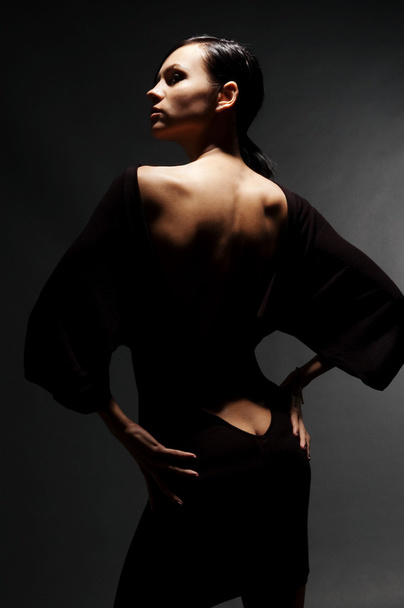 Сексуальная женщина в платье с обнаженной спиной
 - Фото, изображение