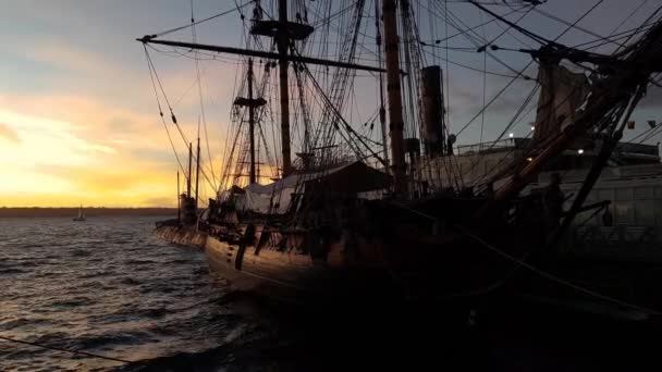 Piratenschip aan de kust - Video