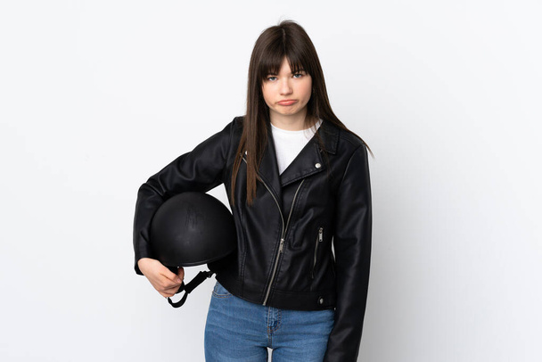 Женщина с мотоциклетным шлемом на белом фоне грустно - Фото, изображение