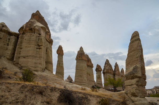 Szokatlan bizarr geológiai kőzetképződmények Love Valley-ben, Cappadociában. Népszerű úti cél Törökországban - Fotó, kép