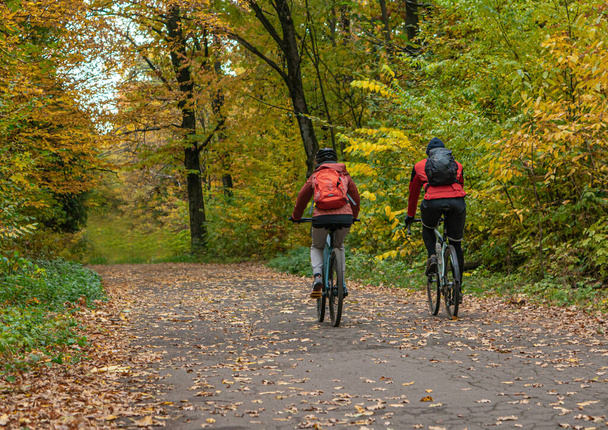 ciclismo en el parque de otoño, montar en las pistas. - Foto, Imagen