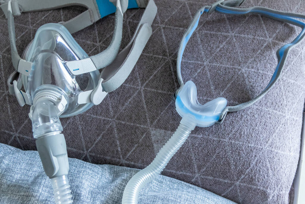 Engelleyici uyku apnesine karşı CPAP maskesi hastaların horlama ve uyku bozukluğuna karşı CPAP makinesiyle burun ve boğaz solunum cihazları için solunum maskesi şarjörü takmalarına yardımcı olur. - Fotoğraf, Görsel