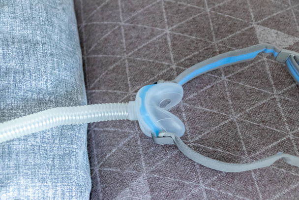 CPAP masker tegen obstructieve slaap apneu helpt patiënten masker hoofddeksel clip voor neus en keel ademhaling medicatie met cpap machine tegen snurken en slaapstoornis om gemakkelijker te ademen - Foto, afbeelding