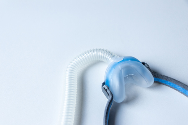 La mascarilla CPAP contra la apnea obstructiva del sueño ayuda a los pacientes a respirar con mascarilla respiratoria clip para la nariz y la garganta medicación para respirar con una máquina de cpap contra ronquidos y trastornos del sueño para respirar más fácilmente - Foto, imagen
