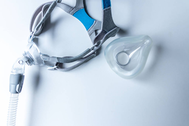 CPAP maska proti obstrukční spánkové apnoe pomáhá pacientům respirátor maska hlavy spona na nos a hrdlo dýchání léky s cpap stroj proti chrápání a poruchy spánku dýchat snadněji - Fotografie, Obrázek