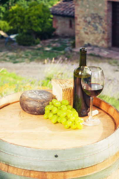 κόκκινο κρασί, τυρί πεκορίνο σε ένα ξύλινο βαρέλι στο φόντο o - Φωτογραφία, εικόνα