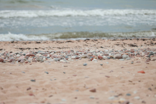 Krásná baltská pláž pobřeží krajina pohled s kameny zataženo oblačnost počasí. - Fotografie, Obrázek
