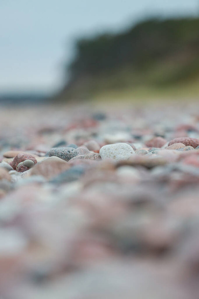 Belle plage baltique vue sur le paysage côtier avec des roches temps nuageux nuageux. - Photo, image