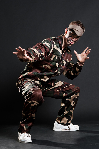 Breakdancer em camuflagem
 - Foto, Imagem