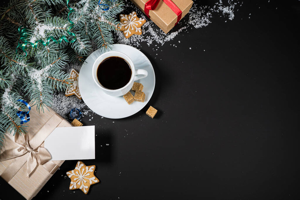 Σύνθεση διακόσμησης Χριστουγέννων και Πρωτοχρονιάς. Κάτοψη των κλαδιών της γούνας σε σκούρο φόντο με χώρο για το κείμενό σας. Κύπελλα αρωματικού καφέ με μελόψωμο και chokolate. - Φωτογραφία, εικόνα