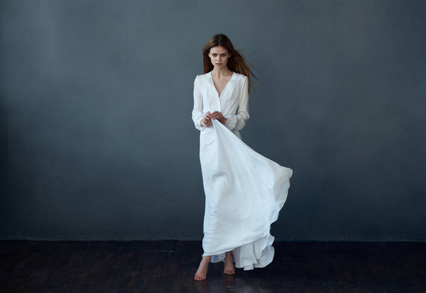γυναίκα λευκό φόρεμα μόδας κομψό στυλ στούντιο σκούρο φόντο ποζάρουν - Φωτογραφία, εικόνα