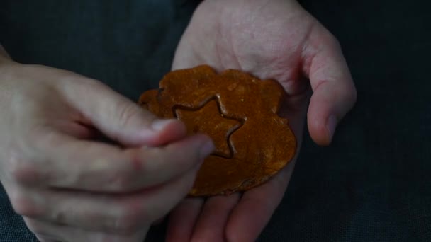 Miesten kädet lähikuva naarmu ja rikkoa ruskea sokeri karamelli karkkia - Materiaali, video