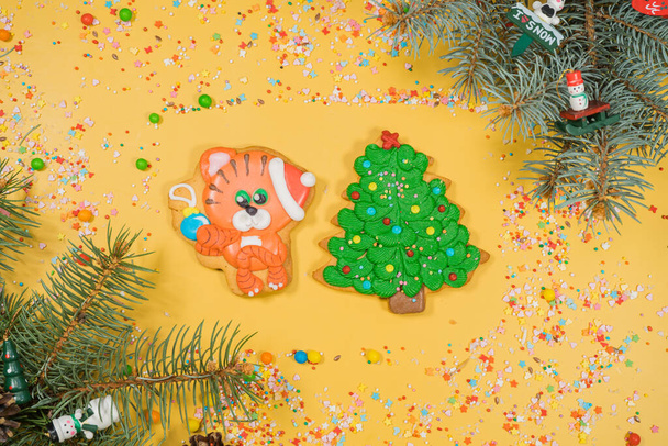 Weihnachten aus Lebkuchen in verschiedenen Formen auf gelber Oberfläche. Flache Lage, Draufsicht. - Foto, Bild