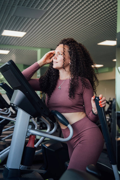 Young woman workout in gym healthy lifestyle. - Φωτογραφία, εικόνα