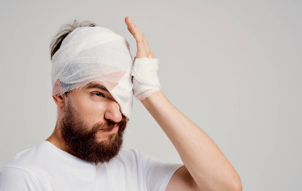 paziente di sesso maschile con testa fasciata e ricovero oculare sfondo isolato - Foto, immagini