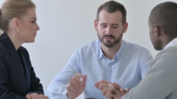 Des hommes et des femmes d'affaires sérieux discutent au bureau - Séquence, vidéo