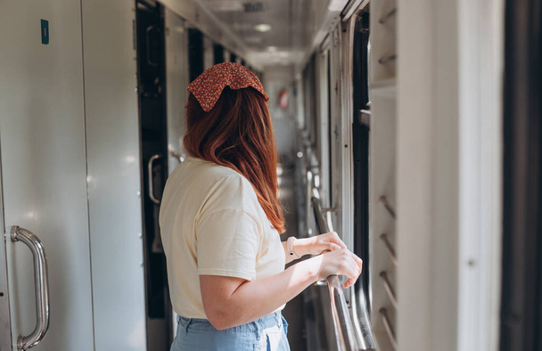 Egy gyönyörű hipszter nő utazik a vonaton Európában. Idegenforgalmi koncepció. - Fotó, kép