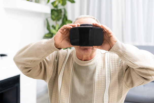 технологии, дополненная реальность, игры, развлечения и концепции людей - пожилой человек с виртуальной гарнитурой или 3D очки играют в видеоигры дома
. - Фото, изображение