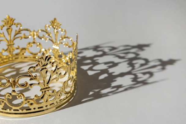 épiphanie jour couronne d'or avec ombre - Photo, image