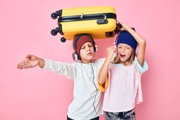 adorables niños pequeños ropa elegante maleta auriculares concepto de estilo de vida de la infancia - Foto, imagen
