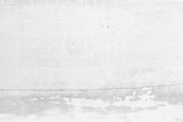 Tło szarej ściany betonowej z guzami i zadrapaniami. Szary beton z plastrami mokrego tynku. Przestrzeń kopiowania - Zdjęcie, obraz