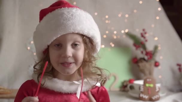 Rozmazané holčička v Santa klobouk těší vánoční čas. Vánoční dárky Dovolená dětství koncept.  - Záběry, video