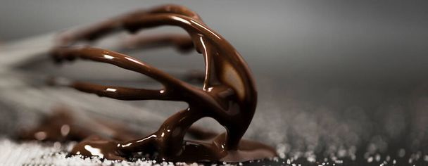 cerrar batidor con azúcar de chocolate derretido - Foto, Imagen