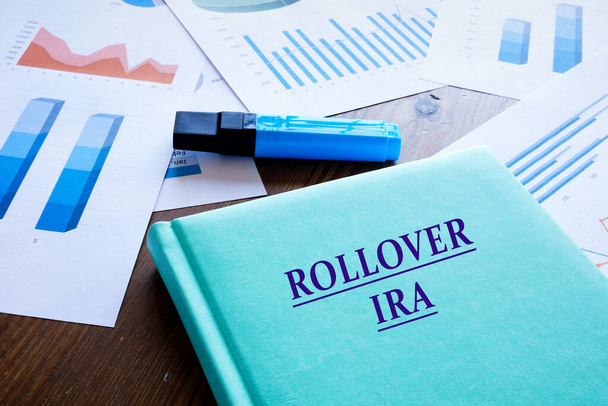 Фінансова концепція означає ROLLOVER IRA Індивідуальні пенсійні рахунки з фразою на блокноті
. - Фото, зображення
